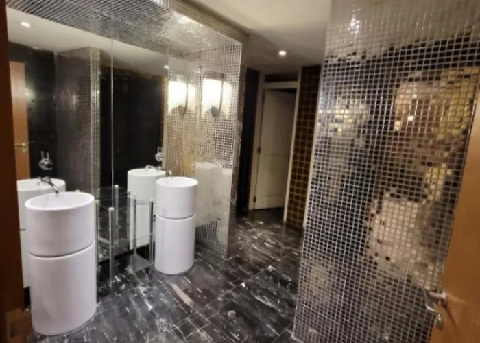 Incredible Makati Unit W Stunning View & 65 Tv *
