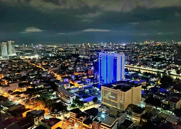 Incredible Makati Unit W Stunning View & 65 Tv *