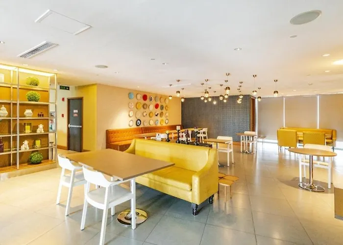 Incredible Makati Unit W Stunning View & 65 Tv *
