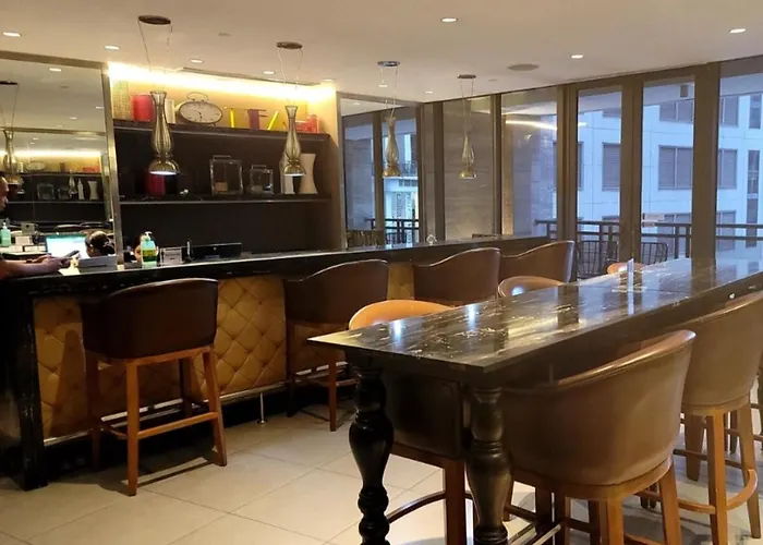 Incredible Makati Unit W Stunning View & 65 Tv