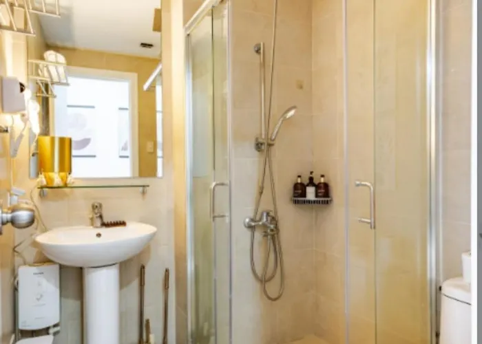 Incredible Makati Unit W Stunning View & 65 Tv *