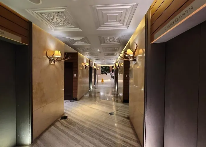 Incredible Makati Unit W Stunning View & 65 Tv