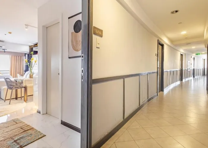 Incredible Makati Unit W Stunning View & 65 Tv *