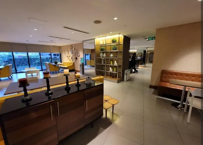 Incredible Makati Unit W Stunning View & 65 Tv