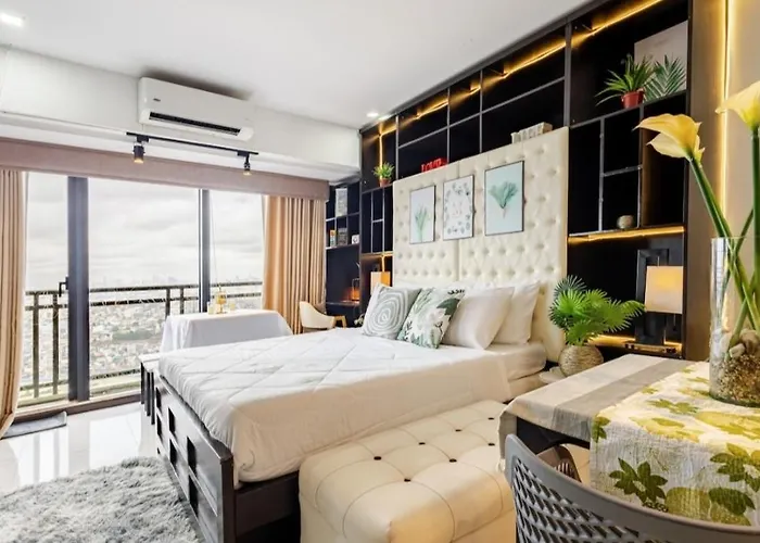 Incredible Makati Unit W Stunning View & 65 Tv *