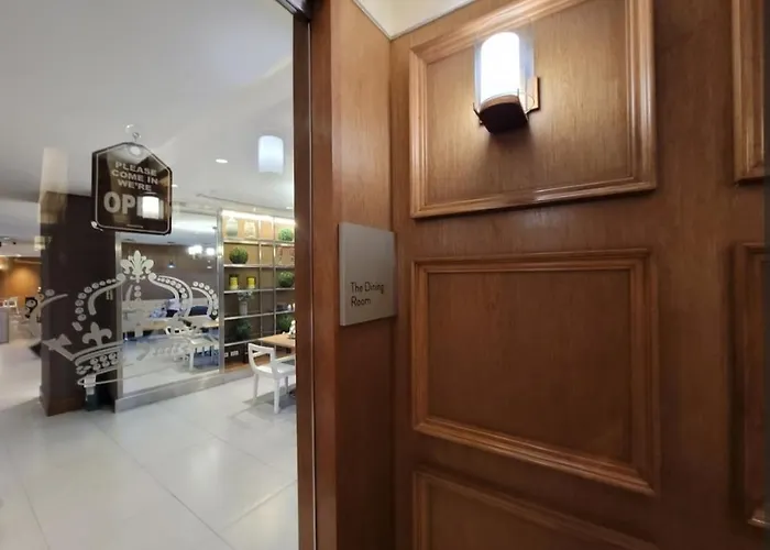 Incredible Makati Unit W Stunning View & 65 Tv *