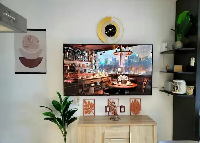 Incredible Makati Unit W Stunning View & 65 Tv *