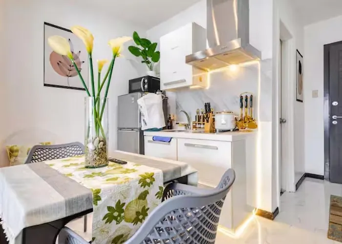 Incredible Makati Unit W Stunning View & 65 Tv *