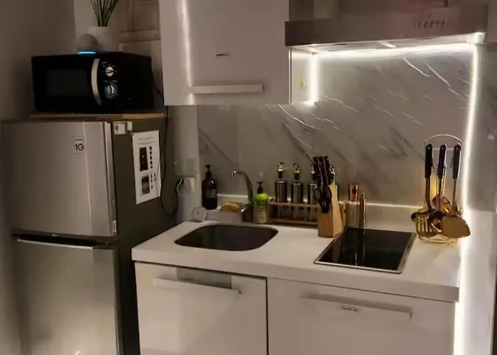 Incredible Makati Unit W Stunning View & 65 Tv *