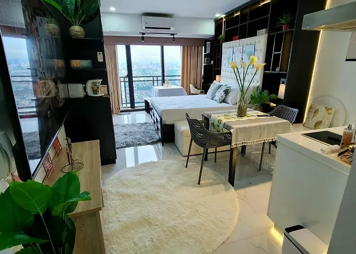Incredible Makati Unit W Stunning View & 65 Tv *