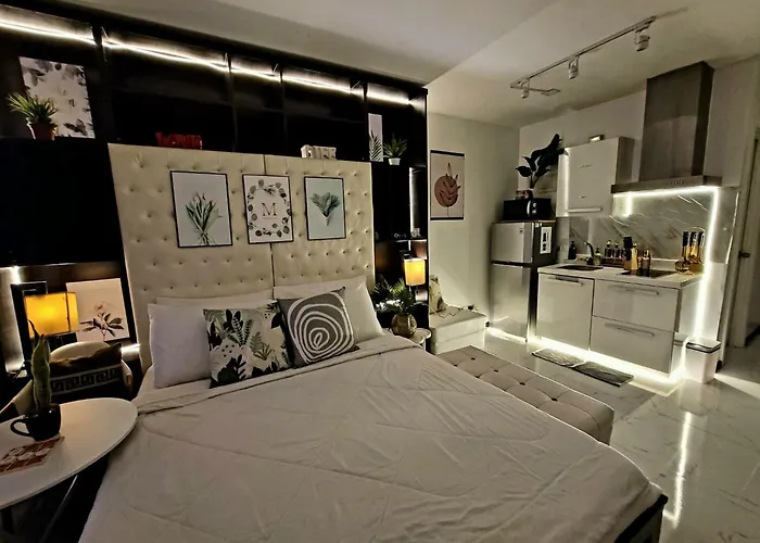 Incredible Makati Unit W Stunning View & 65 Tv