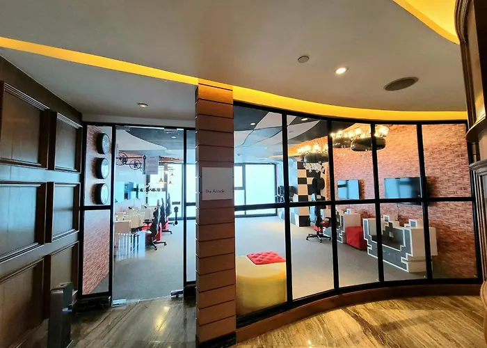 Incredible Makati Unit W Stunning View & 65 Tv *