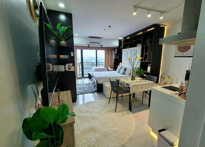 Incredible Makati Unit W Stunning View & 65 Tv
