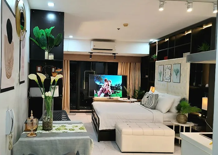 Incredible Makati Unit W Stunning View & 65 Tv